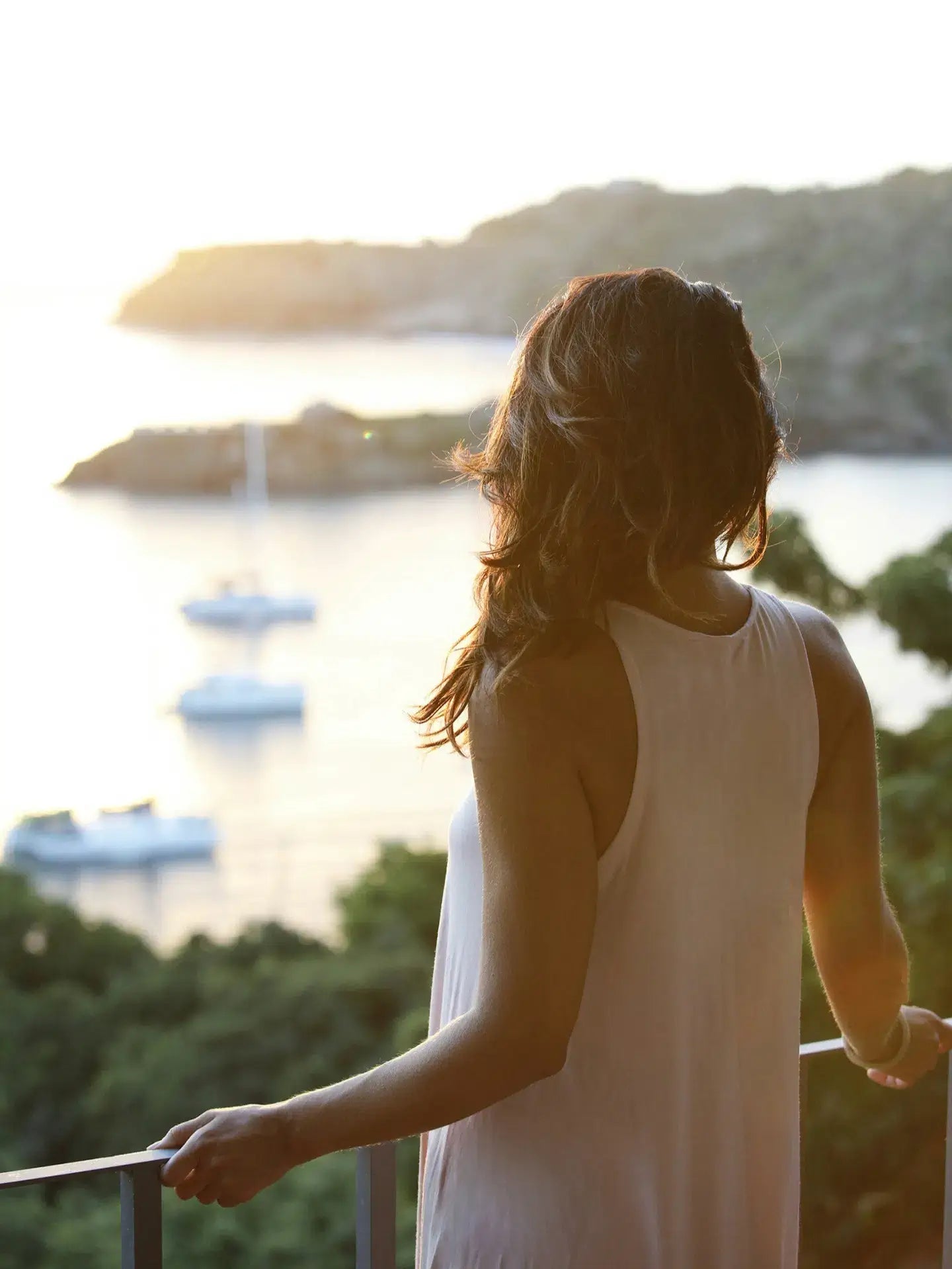 WHAT IS RESORT WEAR DRESS CODE?